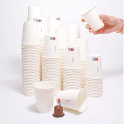 pile de gobelets en carton blanc écologique de 20cl