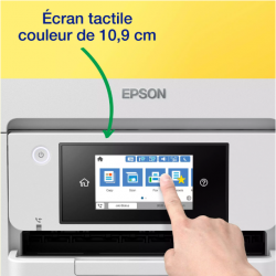 Photo de la EPSON WF-C4810DTWF avec une personne qui utilise le pavé tactile couleurs 10.9cm de l'imprimante